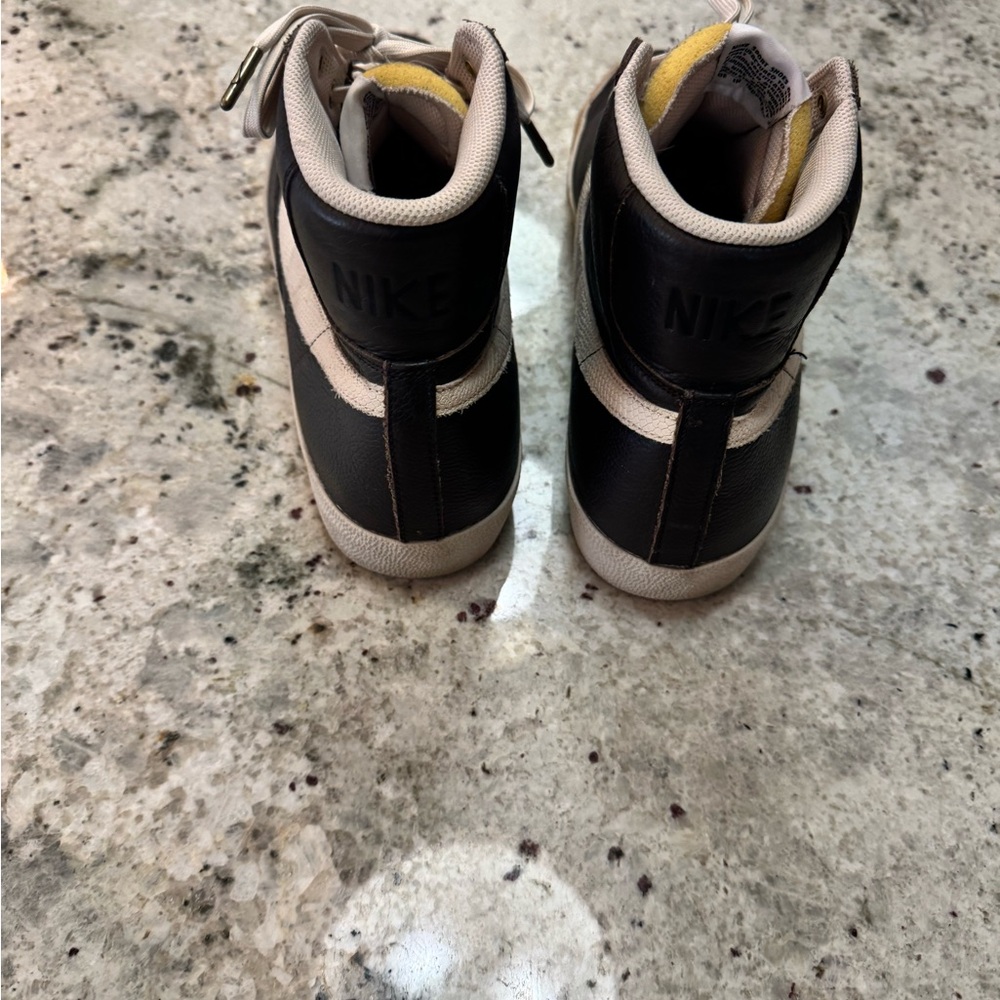 Nike Black Sneakers with High-Top Design and Light Accents - Picture 5 of 5